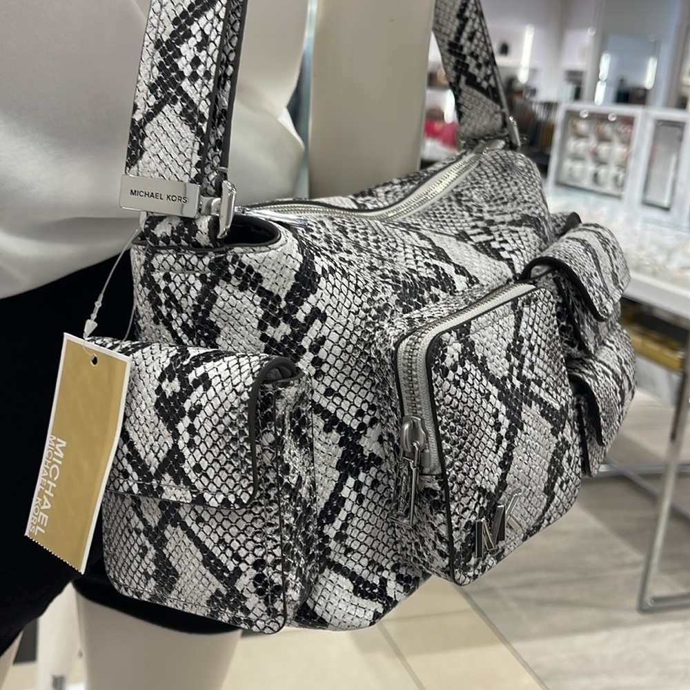 MICHAEL KORS Dakota Md Snake Embossed Leather Pocket Shoulder Bag
ALUMINUM
NWT - Picture 6 of 16